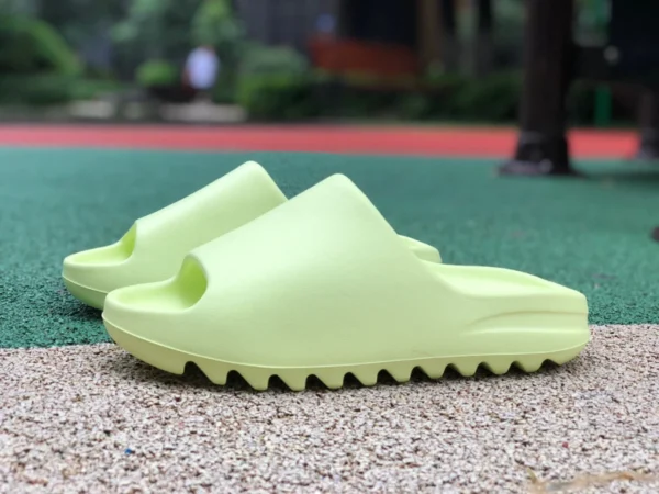 Pantofole in cocco verde fluorescente Adidas Yeezy Pantofole sportive per il tempo libero in cocco verde fluorescente per uomo e donna hq6447