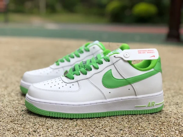 AF1 basse bianche e verdi Nike Air Force 1 Low AF1 scarpe da ginnastica casual bianche e verdi da uomo DH7561-105