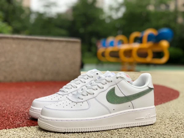 Af1 bianco verde brillante gancio basso Nike Air Force 1 Low 07 AF1 scarpe da ginnastica casual DH4407-101