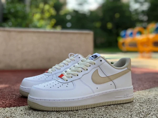 AF1 bianche marroni basse Nike AirForce1 AF1 bianche marroni aeronautiche scarpe da ginnastica casual da uomo DZ2771-121