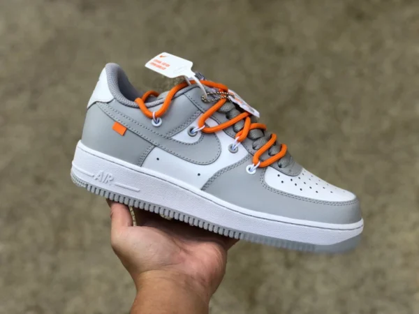 AF1 bianco grigio cinturino arancione basso Nike Air Force 1 '07 SE AF1 Air Force One scarpe da ginnastica casual cv1724- 107