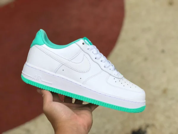 af1 bianca verde menta bassa Nike Air Force 1 AF1 07 bianca menta verde Air Force One sneakers basse DH7561-107