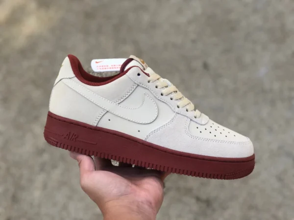 af1 scarpe basse in pelle scamosciata bianca e rossa Nike Air Force 1 07 Air Force One sneakers basse aa1391-111