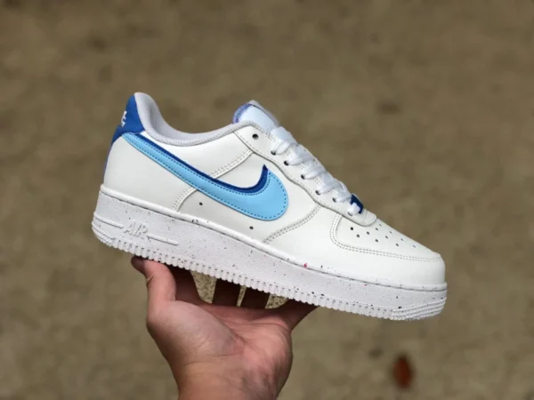 AF1 sneakers basse bianche e blu ecologiche Nike Air Force 1 '07 bianche e blu in materiale riciclabile basse casual sneakers DO9786 100