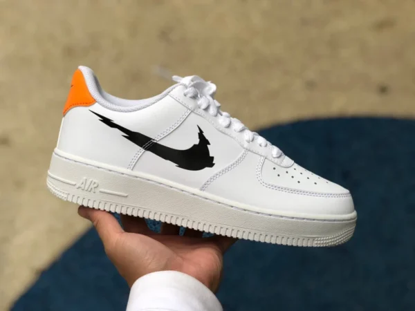 AF1 bianca nera arancione bassa Nike Air Force 1 Low “Glitch Swoosh” Air Force One sneakers Prossimamente dv6483-100