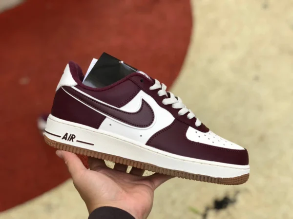 Scarpe AF1 bianche vino rosse basse Nike Air Force 1 Low AF1 bianche rosse Air Force One da uomo con suola tendinea DQ7659-102