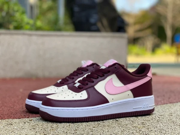 AF1 bianco rosa vino rosso basso Nike Air Force 1 AF1 bianco rosa vino rosso San Valentino sneakers basse FD9925-161