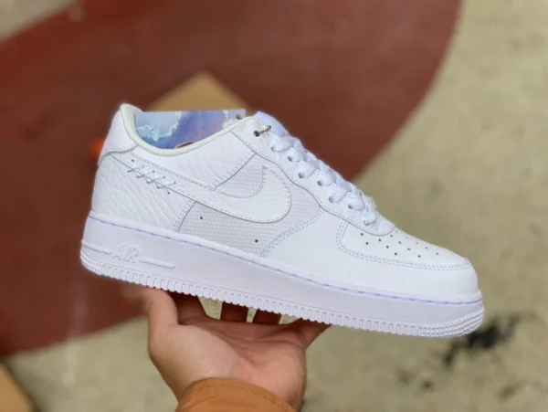 AF1 modello bianco puro basso Nike Air Force 1 Low"Colore del mese"'antiscivolo ammortizzante resistente all'usura scarpe da ginnastica basse per uomo e donna stesso stile bianco DZ4