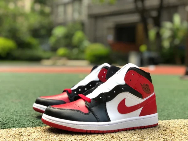 aj1mid punta nera e rossa pura originale Air Jordan 1 Mid AJ1 scarpe da basket retrò punta nera e rossa BQ6472-079