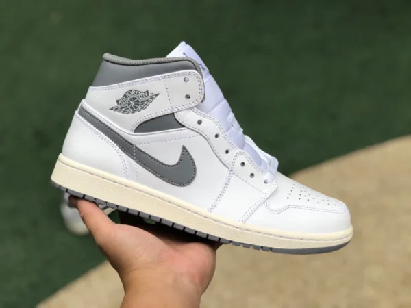 aj1mid bianco grigio ossidato puro originale Air Jordan 1 Mid Vintage Grigio bianco grigio ossidato intersuola 554724-135