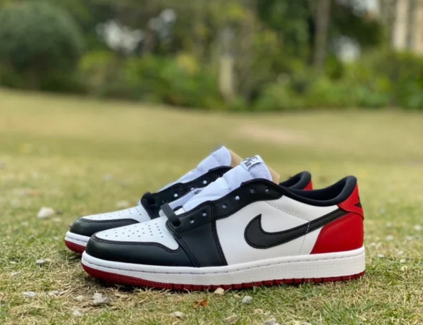 aj1 punta nera bassa Air Jordan 1 “Black Toe” Joe 1 punta nera bassa testa nera 555088-125