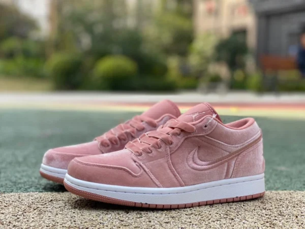 aj1 rosa velluto basso puro originale Air Jordan 1 basso "rosa velluto" scarpe da basket retrò scollate ammortizzanti per donna rosa DQ8396-600