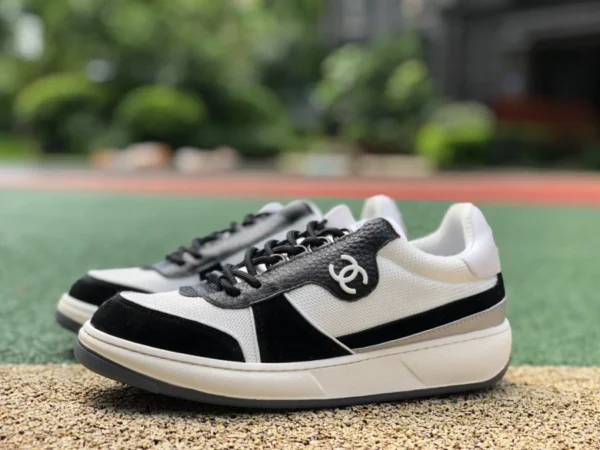 Chanel Chanel in bianco e nero Chanel 22 nuove sneakers panda scarpe da corsa sportive stringate casual abbinate ai colori delle scarpe da donna doppia C