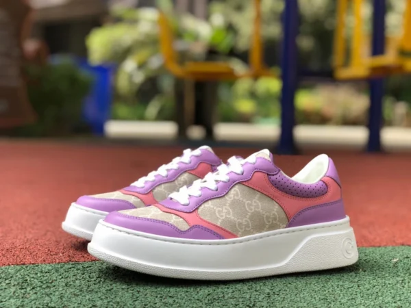 Gucci sneakers basse con suola spessa rosa e viola GUCCI sneakers basse in tela con suola spessa rosa e viola