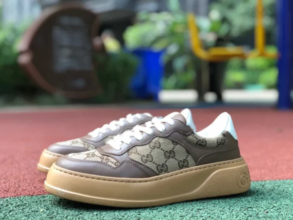 Gucci sneakers basse con suola spessa grigio e marrone chiaro GUCCI sneakers basse in tela con suola spessa rosa e viola