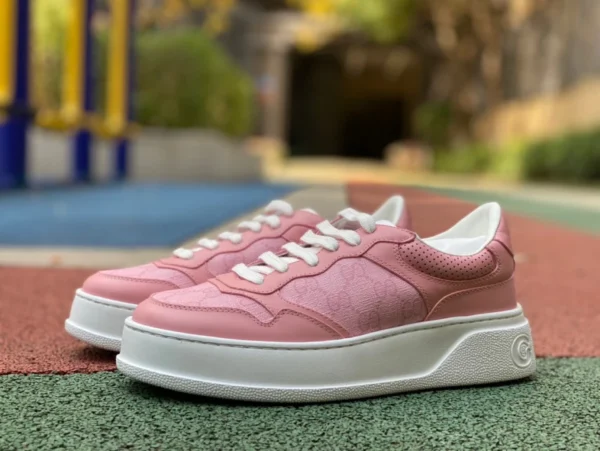 sneakers moda ricamate in pelle Gucci GG rosa e bianche con suola spessa