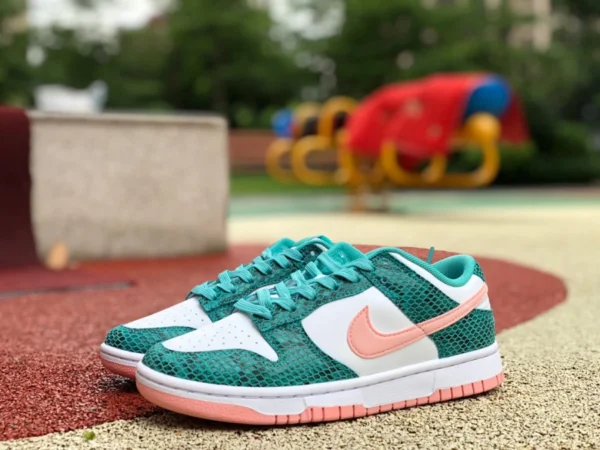 Dunk modello serpente bianco e verde rosa Nike Dunk Low “Snake Skin” modello serpente bianco e verde rosa DR8577-300