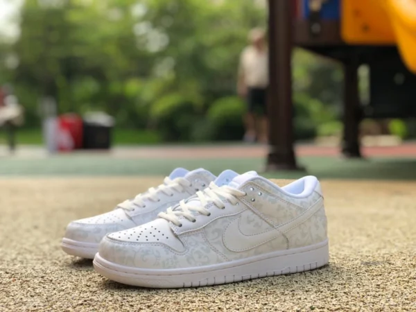 Modello Dunk bianco Nike Dunk Low Triple White sneakers sportive bianco puro DD1503-109