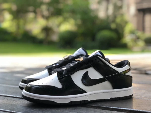 Dunk in pelle verniciata con fibbia in oro bianco e nero puro originale Nike Dunk Low Retro sneakers basse con fibbia in oro panda bianco e nero DR9511-100