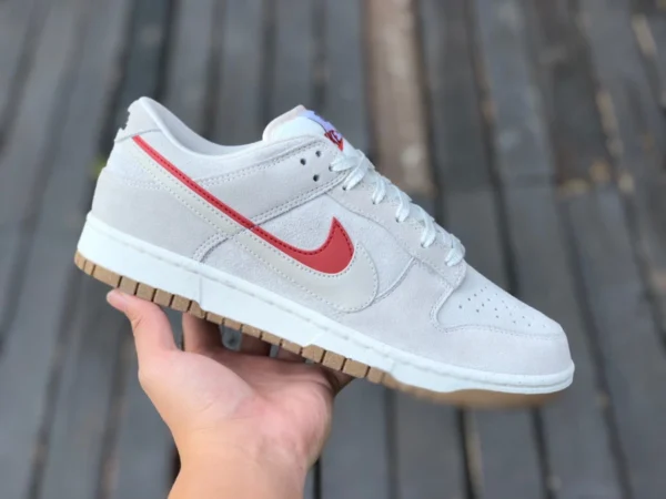 Dunk grigio rosso doppio strato basso puro originale Nike Low SE 85 grigio rosso doppio strato gancio sneakers basse DO9457-100