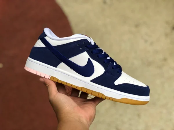 Dunk bianche e blu Los Angeles basse Nike SB Dunk Low Scarpe da ginnastica casual basse bianche e blu Los Angeles Dodge DO9395-400