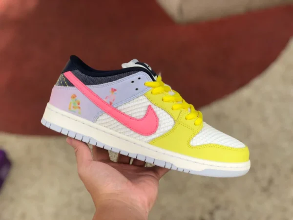 Dunk giallo bianco blu polvere Nike SB Dunk Low "Be True" DX5933-900