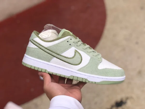 Dunk pelle scamosciata bianca e verde Nike Dunk Low "Fleece" sneakers basse casual in pelle scamosciata bianca e verde DQ7579-300