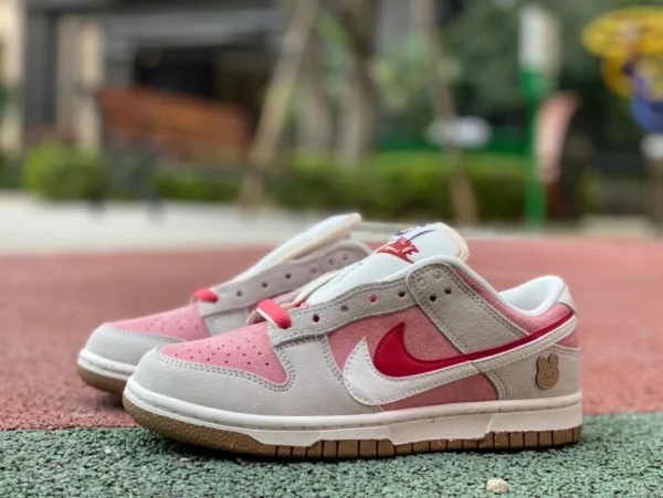 Dunk Year of the Rabbit Limited Bianche Rosa Nuova versione Nike Dunk Low SE 85 Rosa Bianche CNY Limited Doppio gancio Rabbit Biscuit Retro Scarpe da ginnastica basse da donna do9457-100