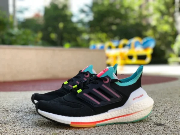 UB22 nero e verde adidas Uitra Boost 22 scarpe da corsa resistenti all'usura e traspiranti nero e verde GY4516