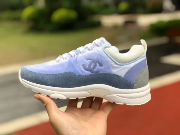 CHANEL blu cielo Scarpe da corsa sportive da donna CHANEL in nylon effetto scamosciato in pelle di vitello blu cielo