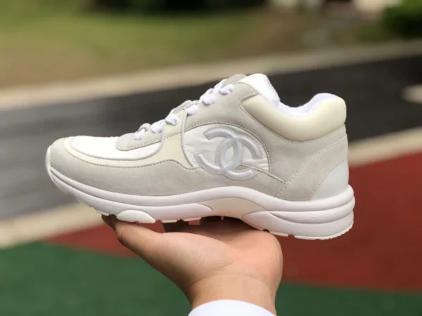 Chanel bianco puro Scarpe da corsa sportive da donna CHANEL in nylon effetto scamosciato bianco puro