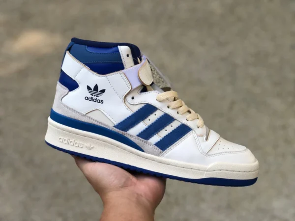 Adidas Forum 84 Hi scarpe da ginnastica alte bianche e blu Adidas Forum 84 Hi retro scarpe da ginnastica casual alte bianche e blu da uomo FY7793