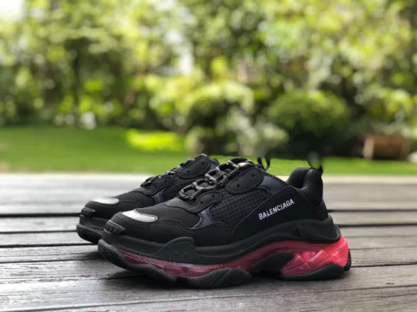 Balenciaga cuscino d'aria polvere nera Balenciaga Triple S Clear Sole scarpe da papà scollate alla moda antiscivolo resistenti all'usura