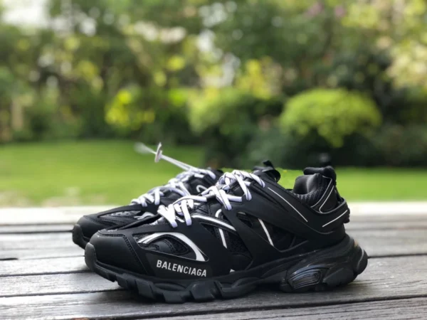 Balenciaga 3.0 scarpe da papà Balenciaga Triple S bianche e nere Balenciaga