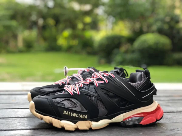 Balenciaga 3.0 nere e rosse Balenciaga Triple S scarpe da papà Balenciaga