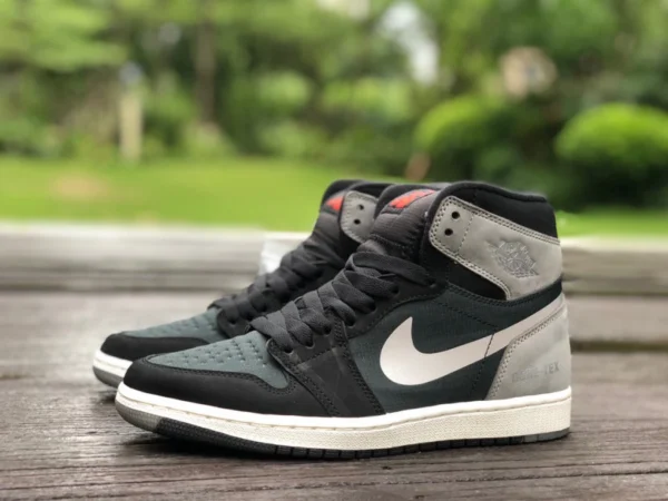 aj1 nere e grigie impermeabili Air Jordan 1 Gore-Tex AJ1 nere e grigie impermeabili scarpe da basket DB2889-001