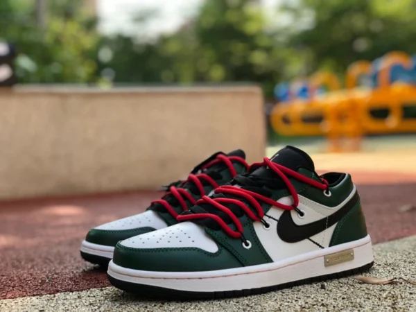 aj1 cinturino bianco e verde punta bassa Air Jordan 1 Low "Chicago" scarpe con cinturino bianche e verdi decostruite 553560-062