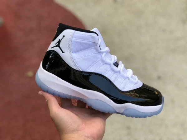 Immagini reali del modello aj11 Kangkou da donna Air Jordan 11 AJ11 Kangkou coppia in bianco e nero 378038-378037-100