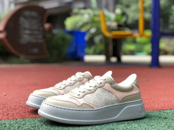 Gucci sneakers basse con suola spessa grigio e marrone chiaro GUCCI sneakers basse in tela con suola spessa rosa e viola