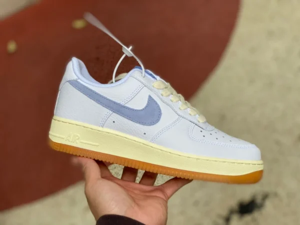 AF1 latte di cocco bianco e blu puro originale Nike Air Force 1 '07 Nike low top latte di cocco blu e bianco Air Force 1 sneakers da donna FD9867-100