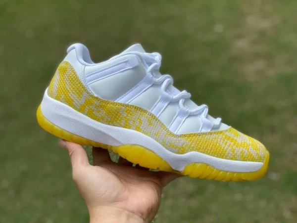 aj11 piastra in vero carbonio con motivo serpente bianco e giallo Air Jordan 1 Low WMNS Yellow Snakeskin motivo serpente bianco e giallo AH7860-107