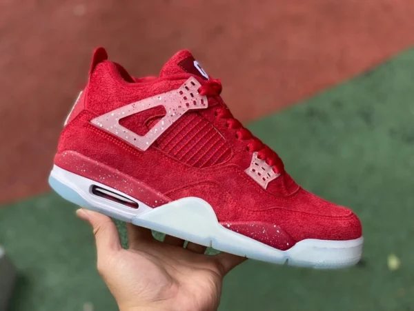 aj4 University of Oklahoma Air Jordan 4 University of Oklahoma PE La linguetta della scarpa è ricamata con il logo della scuola OU per evidenziarne l'identità, infine, è rifinita con cristalli blu ghiaccio.