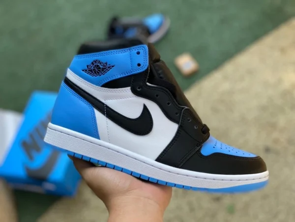 aj1 North Carolina Blue High Top Special Edition Air Jordan 1 "University Blue" prodotta da LJR Nero North Carolina Blue Obsidian DZ5485-400