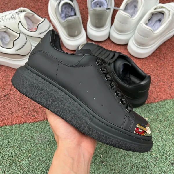 McQueen testa a specchio nero buon prodotto fabbrica dà profitto, piccolo profitto ma fatturato rapido Ale xander McQueen Alexander McQueen sneakers moda casual