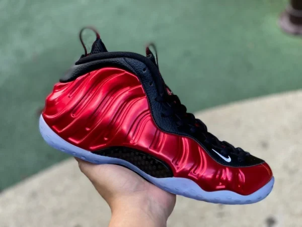 Spray rosso Nike Foamposite One scarpe da basket rosse e nere con spray rosso metallizzato DZ2545-600