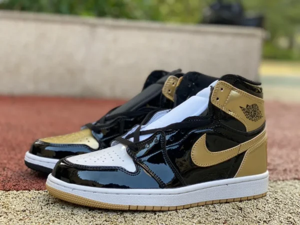 aj1 oro nero pelle verniciata anatra mandarina Air Jordan 1 AJ1 top3 punta in oro nero pelle verniciata anatra mandarina oro bianco 861428-001