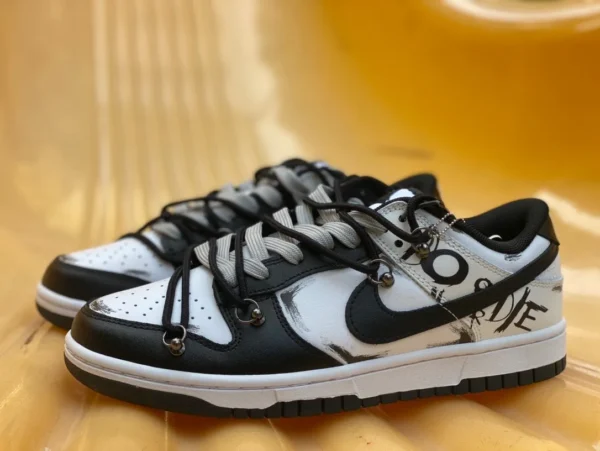 Dunk straps nero e bianco grigio graffiti Nike Dunk Low Retro "Black" stile destrutturato dark night messenger lettera graffiti sneakers basse nero e bianco grigio DD1391-100