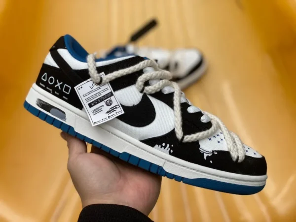 Dunk cinghie nero e bianco blu denim Nike Dunk Low Retro "Black" stile destrutturato dark night messenger lettera graffiti sneakers basse DV0834-101