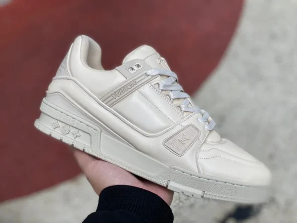 LV beige grigio LoUIS VUTTON Trainer in pelle di vitello con punta tonda e pannello basso allacciato