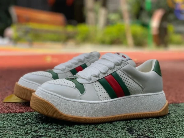 Gucci chubby verde GUCC Gucci Screener sneakers basse in pelle con suola spessa cava e cinghia decorativa